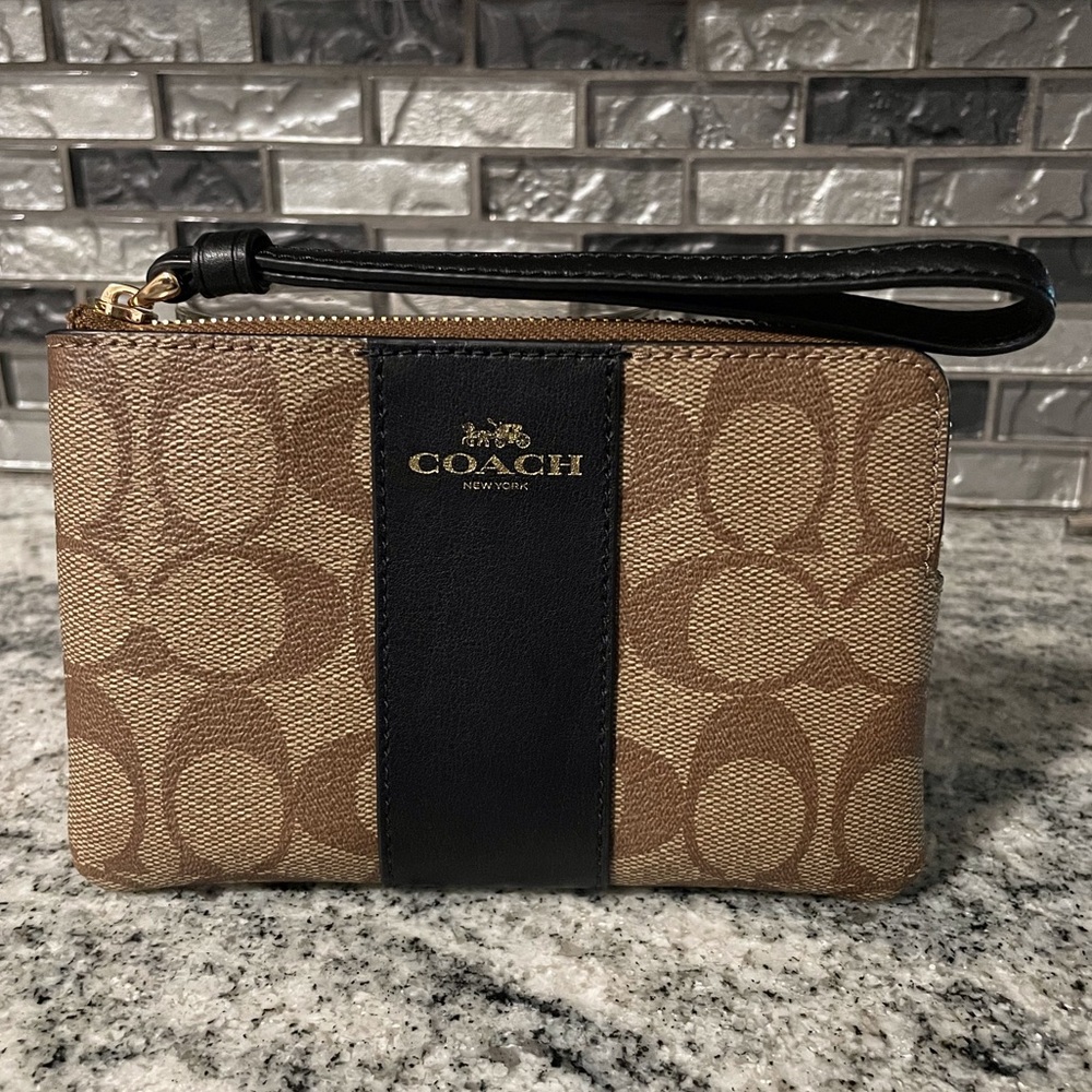 🖤 Coach Wristlet